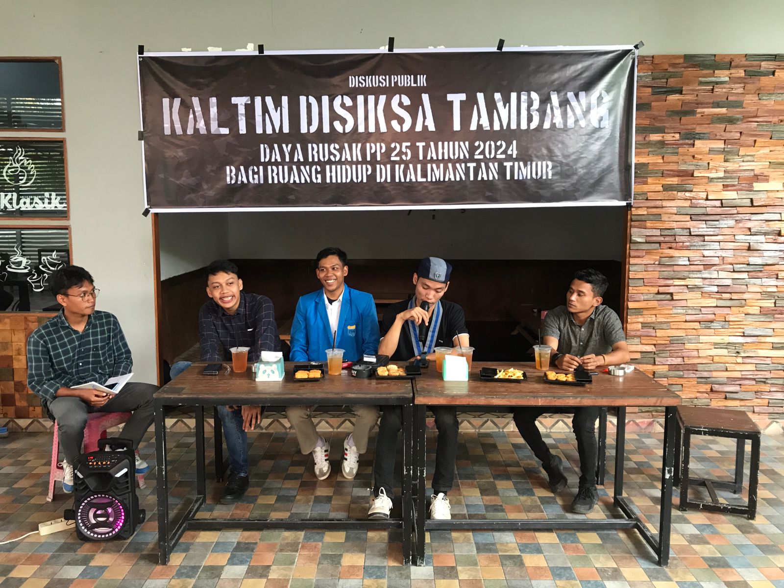 Saat Diskusi Publik, Daya Rusak PP 25 Tahun 2024 Bagi Ruang Hidup di Kalimantan Timur yang digelar di D’Klasik Cafe, Jalan Perjuangan 3, Samarinda.