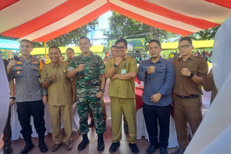 Kepala Disperindag Kukar, Sayid Fathullah melakukan foto bersama. (Foto/ist)