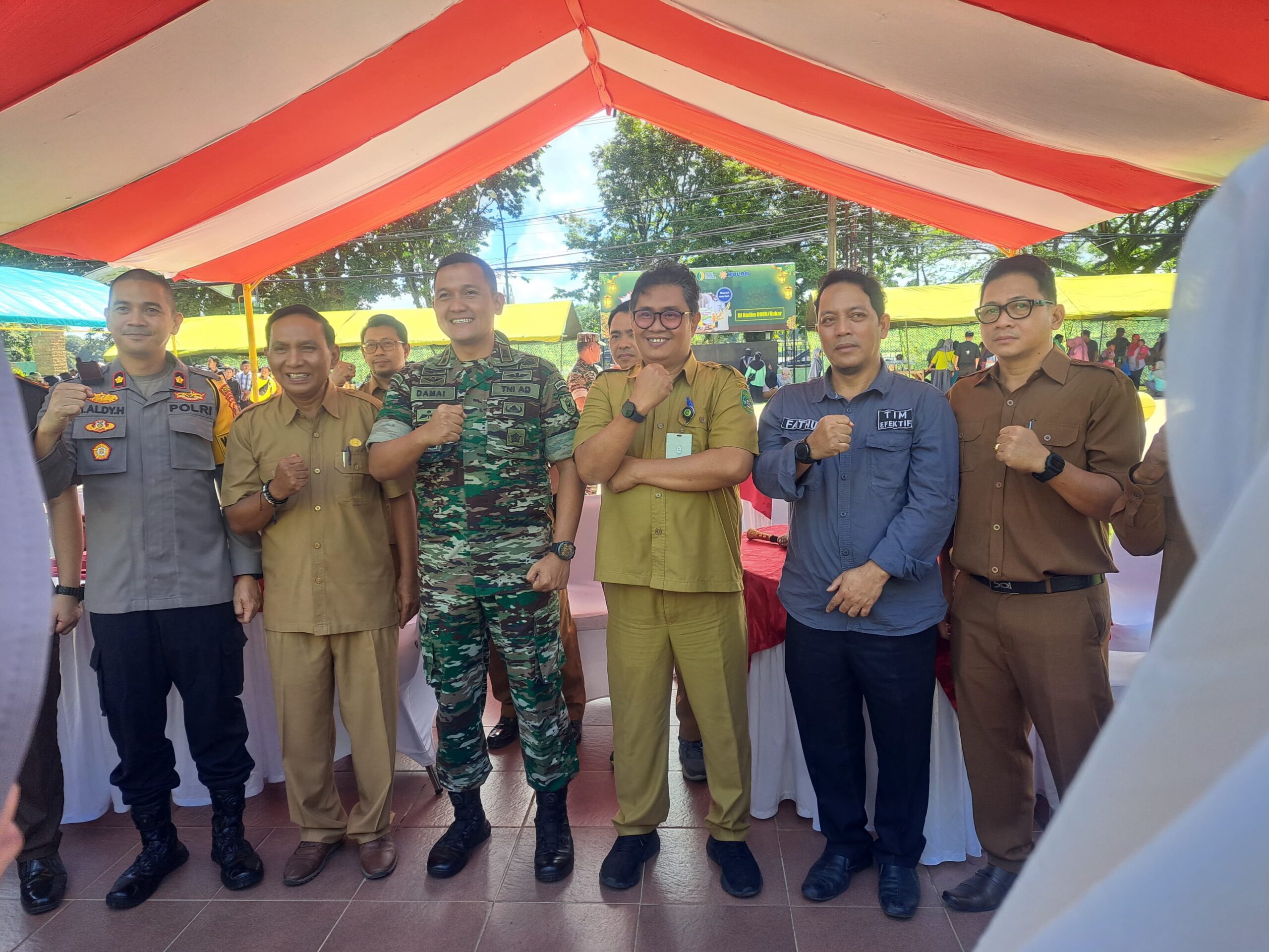 Kepala Disperindag Kukar, Sayid Fathullah melakukan foto bersama. (Foto/ist)