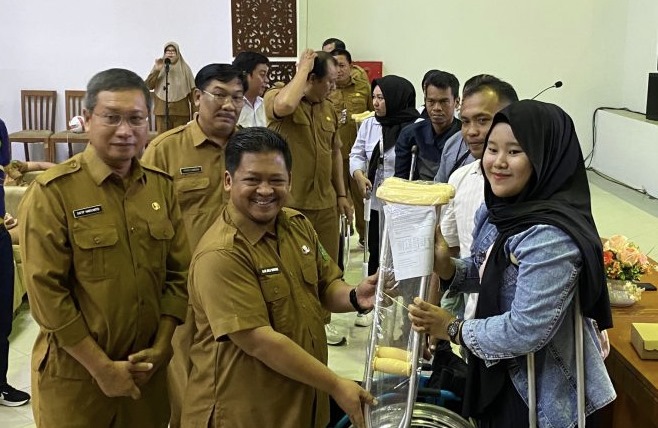 Penyerahan bantuan bagi para atlet Paralympic. (Foto/ist)