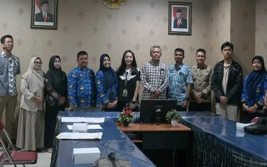 Triyatma, Kepala Bidang Pemasaran Dispar Kukar melakukan foto bersama. (Foto/ist)