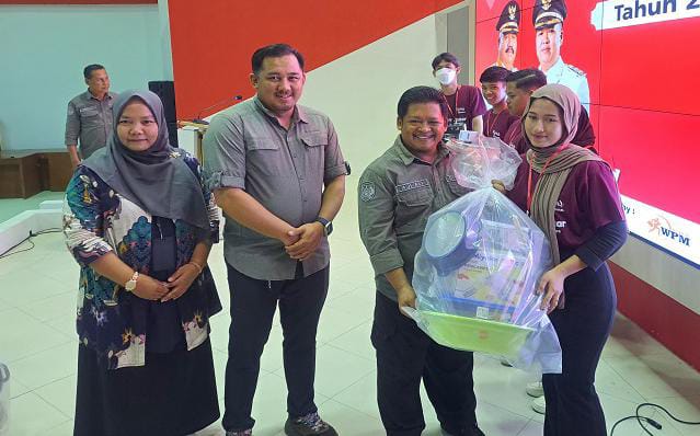 Aji Ali Husni, Kepala Dispora Kukar, saat penyerahan hadiah kepada pemenang lomba tata boga. (Foto/ist)