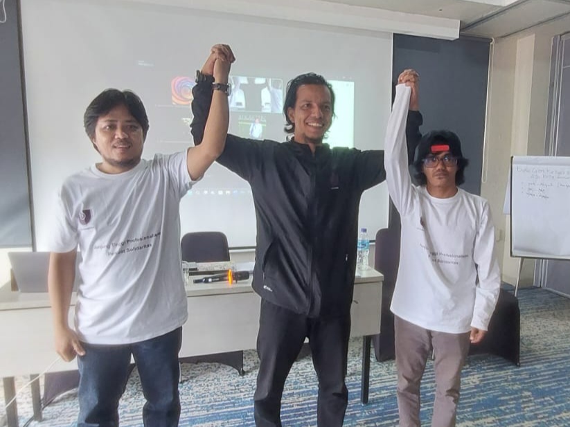 (Kiri) Ketua AJI Kota Samarinda terpilih, Yudha Almerio, (tengah) koordinator Divisi Organisasi AJI Indonesia, Ramond Epu, dan (kanan) Muh Arsyad Mustar Sekretaris terpilih AJI Kota Samarinda. (Foto/ist)