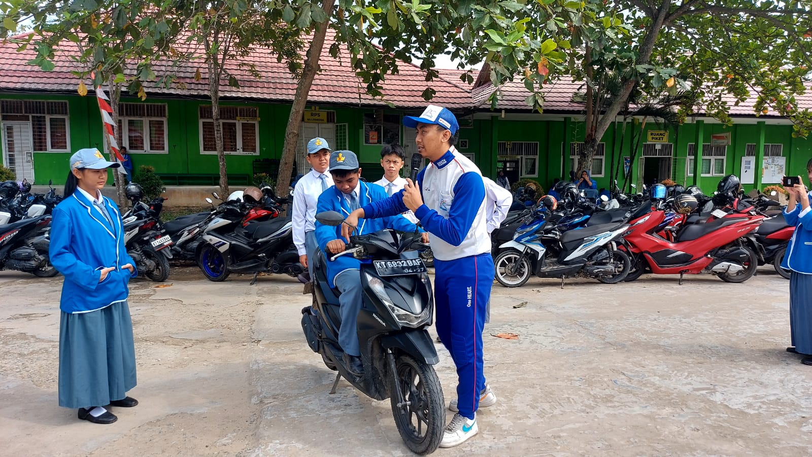 Dokumentasi Kembali Masuk Sekolah? Astra Motor Kaltim 2 Bagikan Tips #Cari_Aman Berkendara Bagi Pelajar. (Ist)