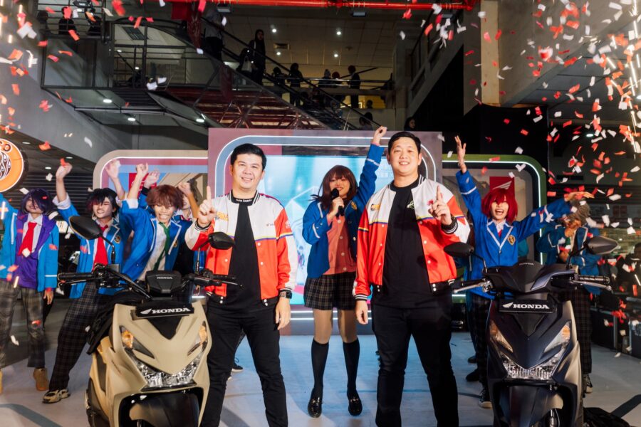 Darma Wijaya selaku Region Head Astra Motor Kaltim 2 (kiri) dan Yehezkiel Felix selaku Marketing Manager Astra Motor Kaltim 2 (kanan) saat prosesi unveiling sepeda motor di Regional Public Launching All New Honda BeAT di Atrium SCP, Minggu (21/07/2024). (Ist)