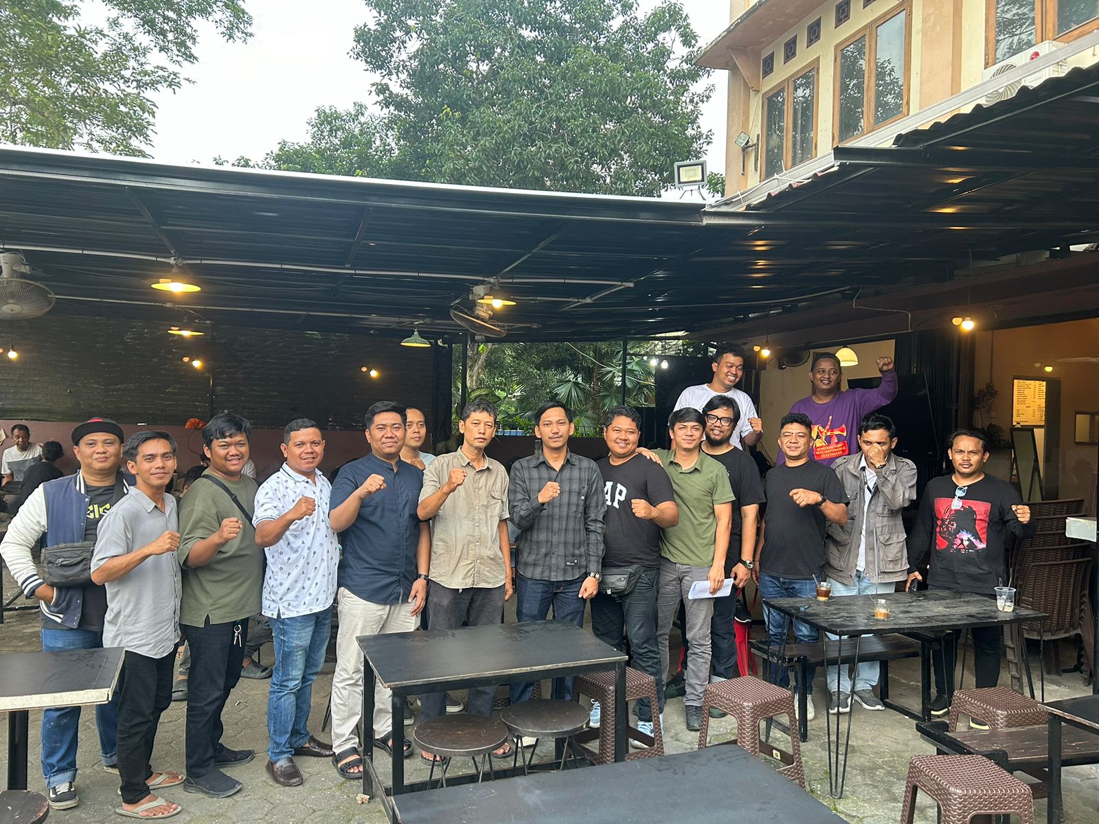 Sesi foto bersama usai pembentukan SMSI Samarinda. (Ist)