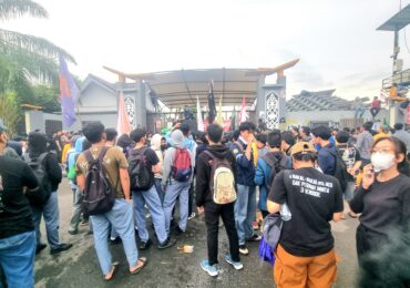 Demo Mahasiswa Kaltim Diwarnai Puluhan Pelajar, Meski Massa Tak Sebanyak Sebelumnya