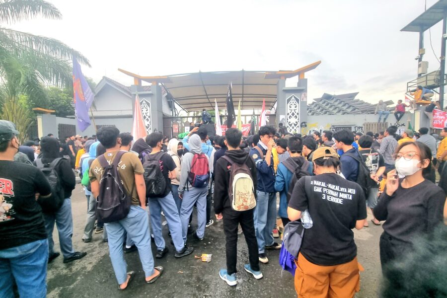 Aksi demo mahasiswa kaltim diwarnai kehadiran para pelajar dari sejumlah sekolah menengah atas/kejuruan ternama di kota Samarinda.