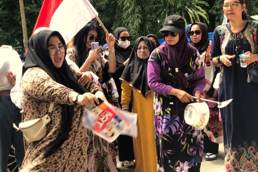 Aksi ibu-ibu menggeruduk Balaikota Samarinda, menggugat praktik jual-beli buku paket di sekolah. (Ist)