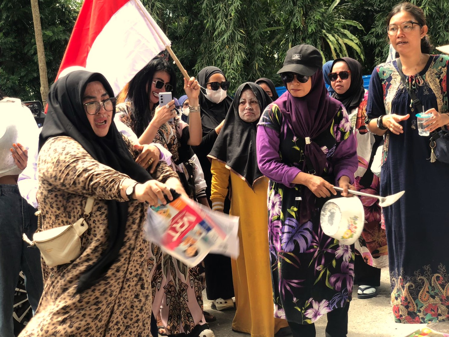 Aksi ibu-ibu menggeruduk Balaikota Samarinda, menggugat praktik jual-beli buku paket di sekolah. (Ist)