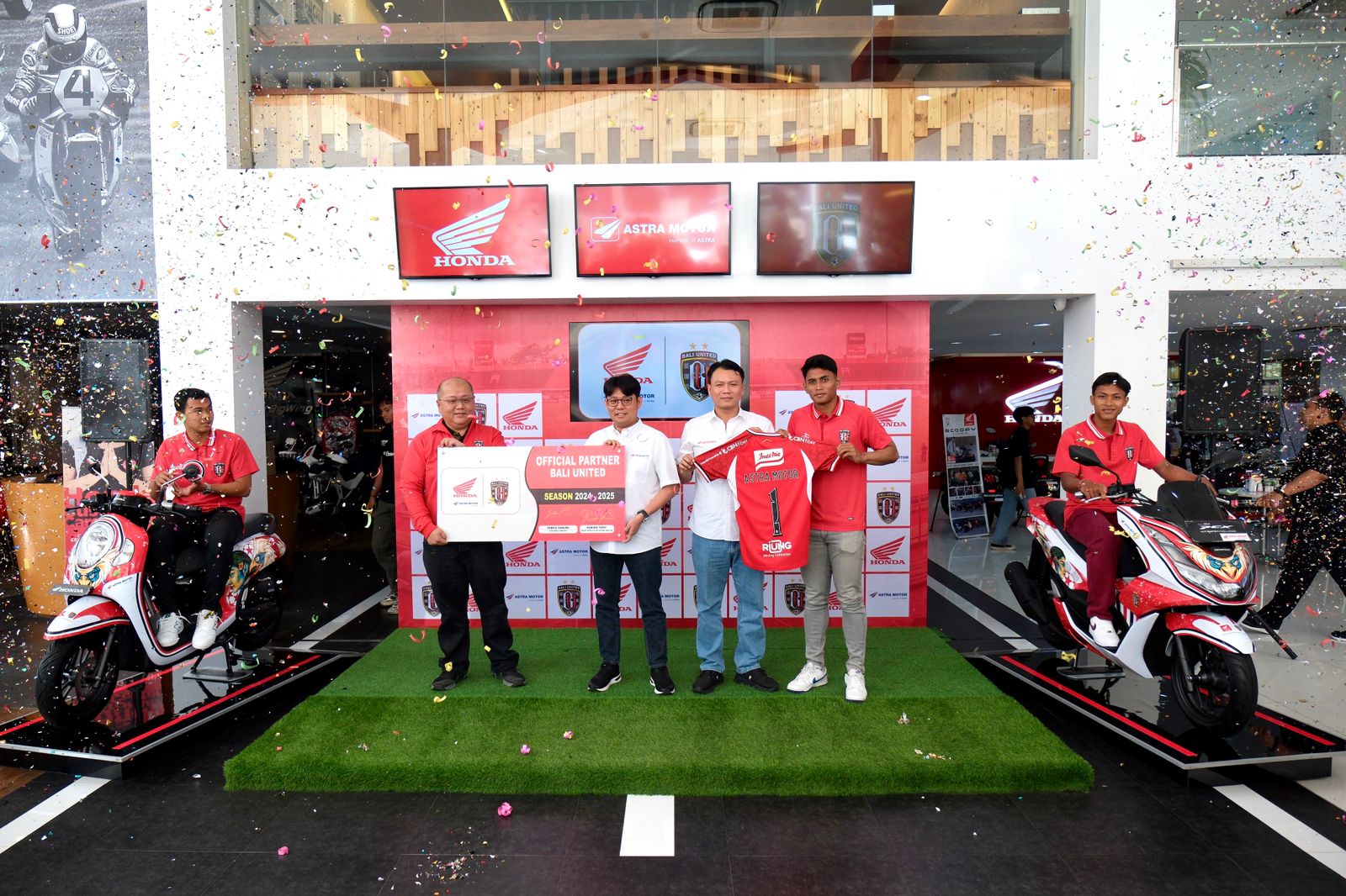 Astra Motor dukung kembali Bali United di Liga 1 musim 2024 2025 ditandai dengan penandatangan jersey.