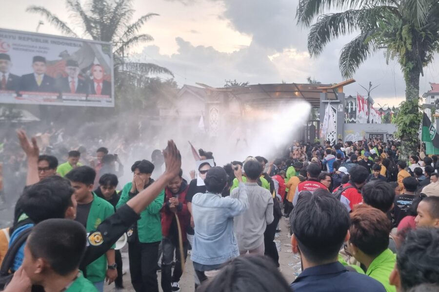 Detik-detik massa aksi Aliansi Mahasiswa Kaltim Bergerak dibubarkan paksa oleh polisi menggunakan unit water canon.