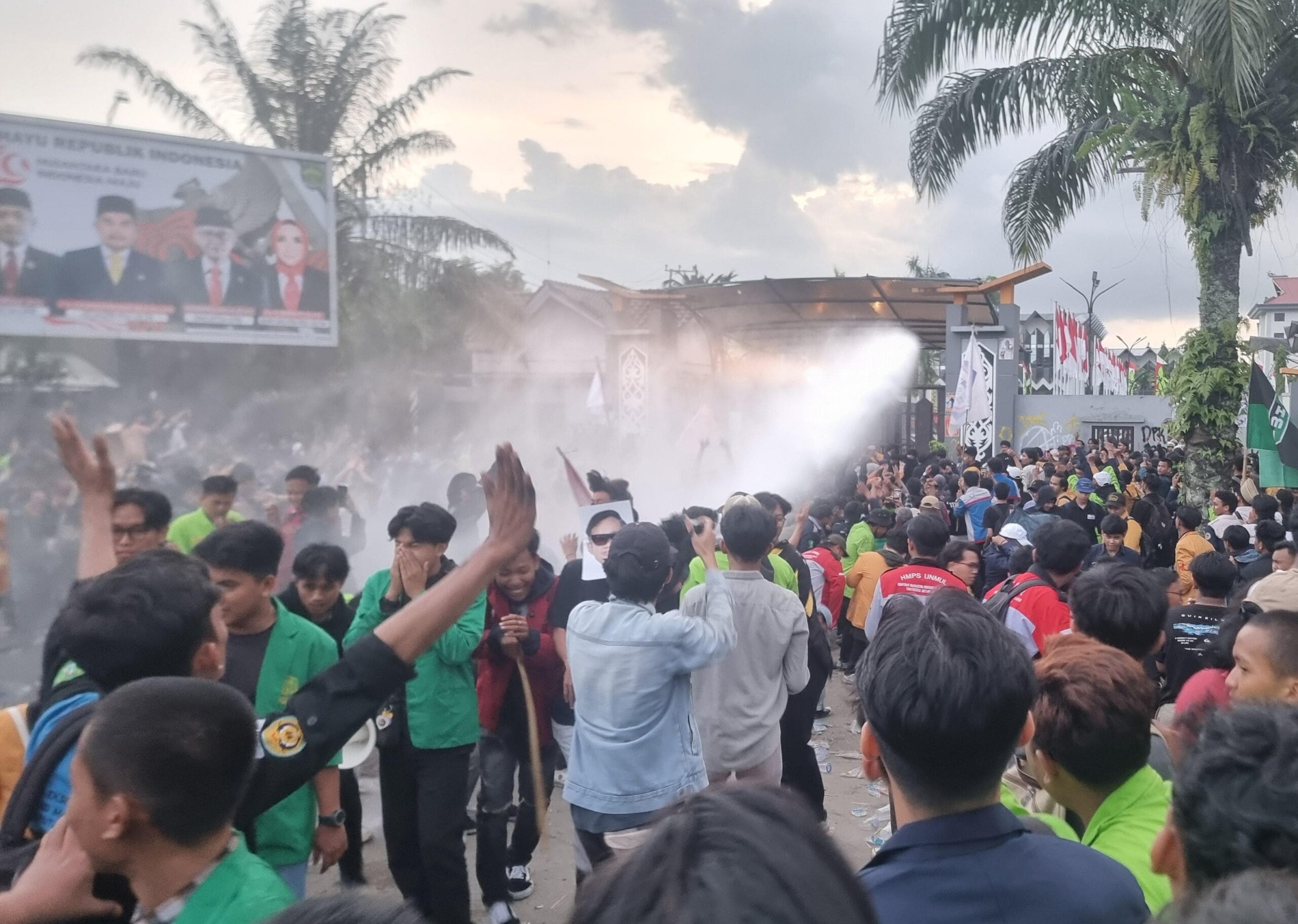 Detik-detik massa aksi Aliansi Mahasiswa Kaltim Bergerak dibubarkan paksa oleh polisi menggunakan unit water canon.