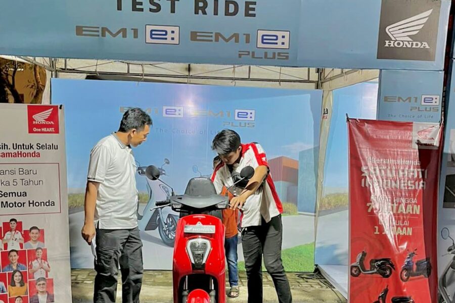 Gelaran EM1 e: Future Riding dalam kegiatan city rolling kota tepian dengan menggunakan Honda EM1 e: dan Honda EM1 e: plus.