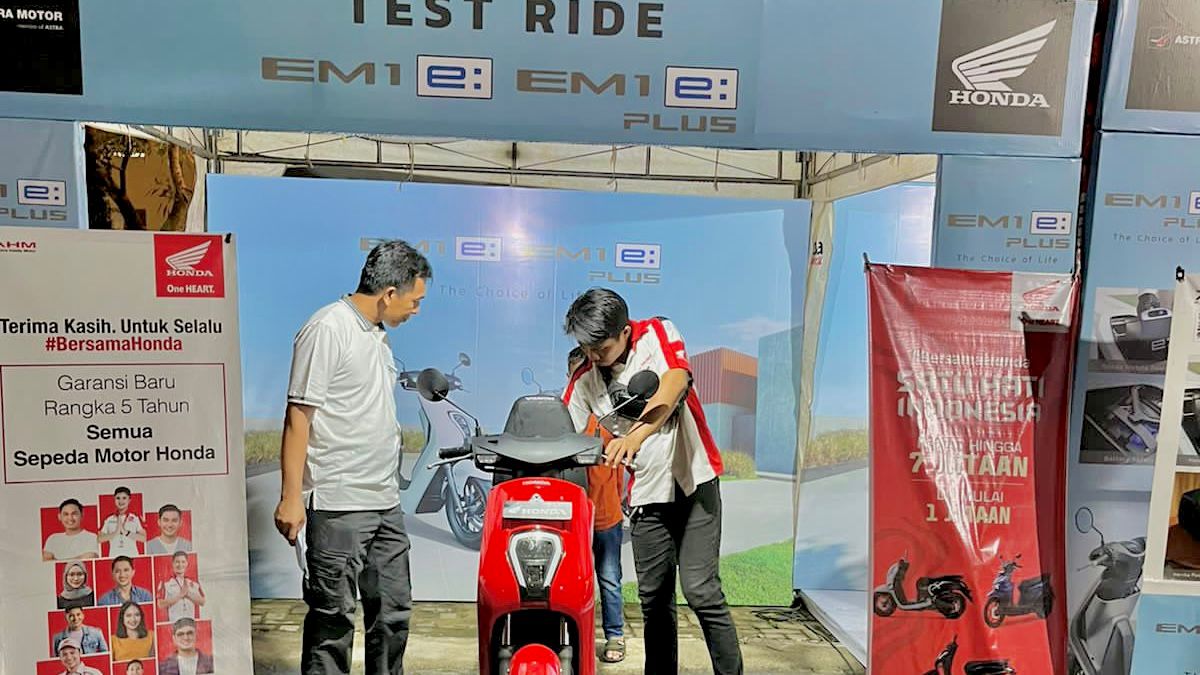 Gelaran EM1 e: Future Riding dalam kegiatan city rolling kota tepian dengan menggunakan Honda EM1 e: dan Honda EM1 e: plus.