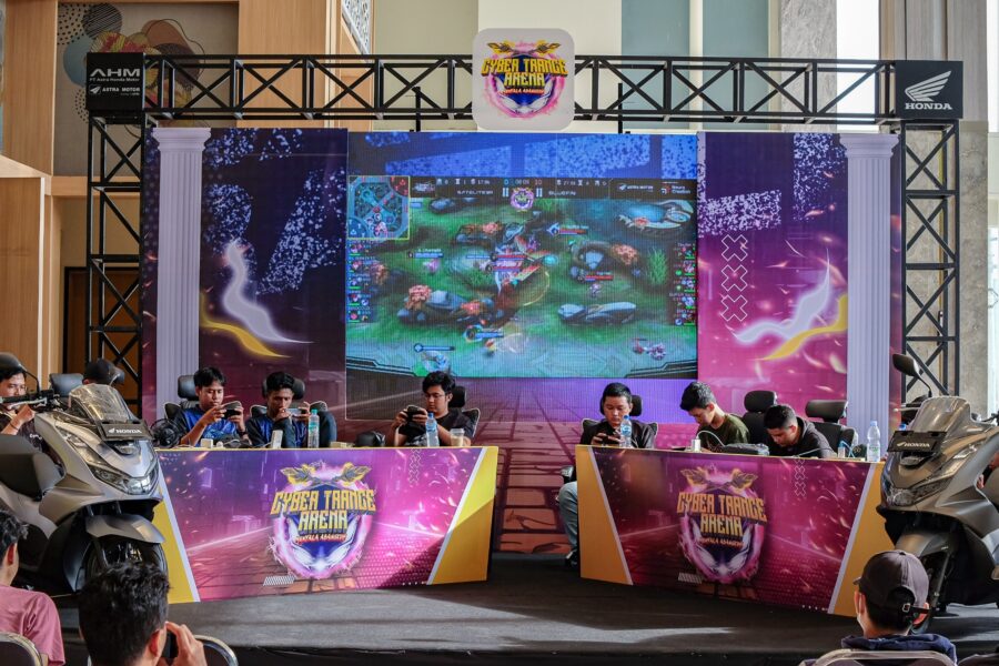 Gelaran event PCX Cyber Trace Arena berlangsung.