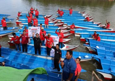 Wabup Kukar Serahkan Bantuan Kepada Nelayan