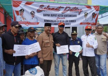 Bupati Kukar Bantu Masyarakat Desa Loh Sumber