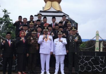 Bupati dan Wabup Kukar Ziarah ke Makam Pahlawan