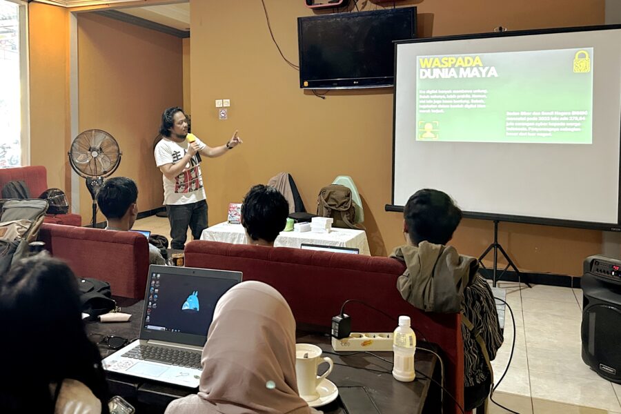 Ketua AJI Samarinda, Yudha Almerio saat menerangkan ancaman digital. (Foto/HI)