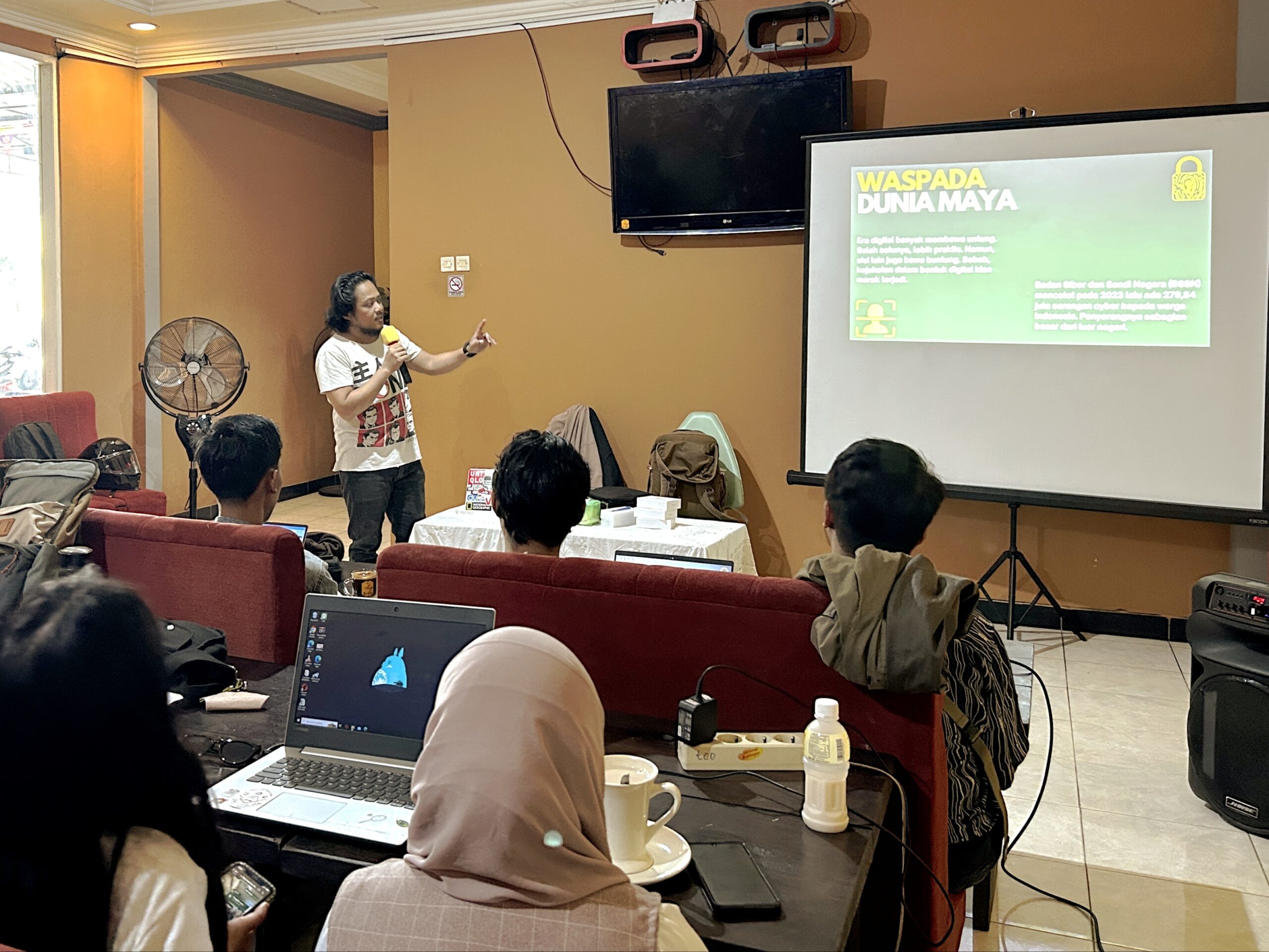 Ketua AJI Samarinda, Yudha Almerio saat menerangkan ancaman digital. (Foto/HI)