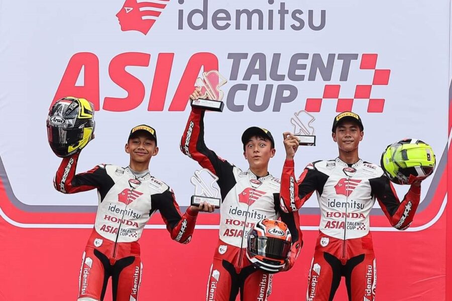 Pebalap binaan AHM M. Kiandra Ramadhipa (kiri) berhasil meraih podium kedua pada race kedua ajang Idemitsu Asia Talent Cup (IATC) seri kedua yang digelar di Sepang International Circuit, Malaysia.