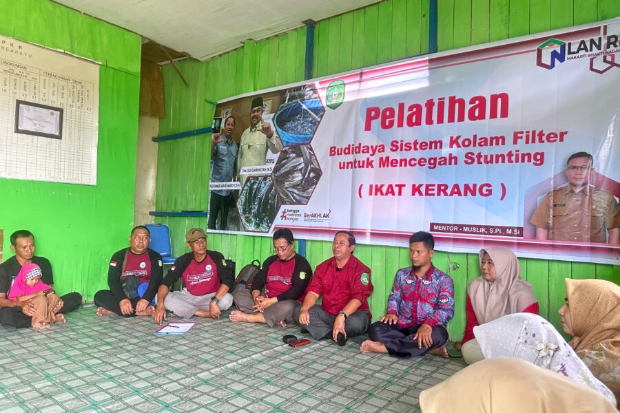 Kabid Pengelolaan Perikanan Budidaya, DKP Kukar, Sabar Handoyo, Paling Tengah dengan Seragam Merah, dalam Pelatihan Budidaya Sistem Kolam Filter untuk Mencegah Stunting (Ikat Kerang), di Desa Margahayu, Kecamatan Loa Kulu, Kukar. (Istimewa)