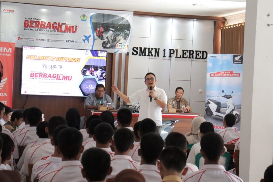 Astra Honda Berbagi Ilmu 01-03 : Sebanyak 2.523 siswa SMK antusias mengikuti program Astra Honda Berbagi Ilmu (AHBI) dengan materi utama teknologi sepeda motor listrik.