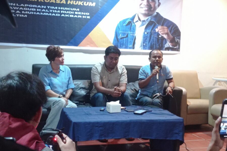 Terlapor Andi Muhammad Akbar bersama tim kuasa hukum menggelar konferensi pers di Cafe Bagios, Samarinda, (20/10/2024).