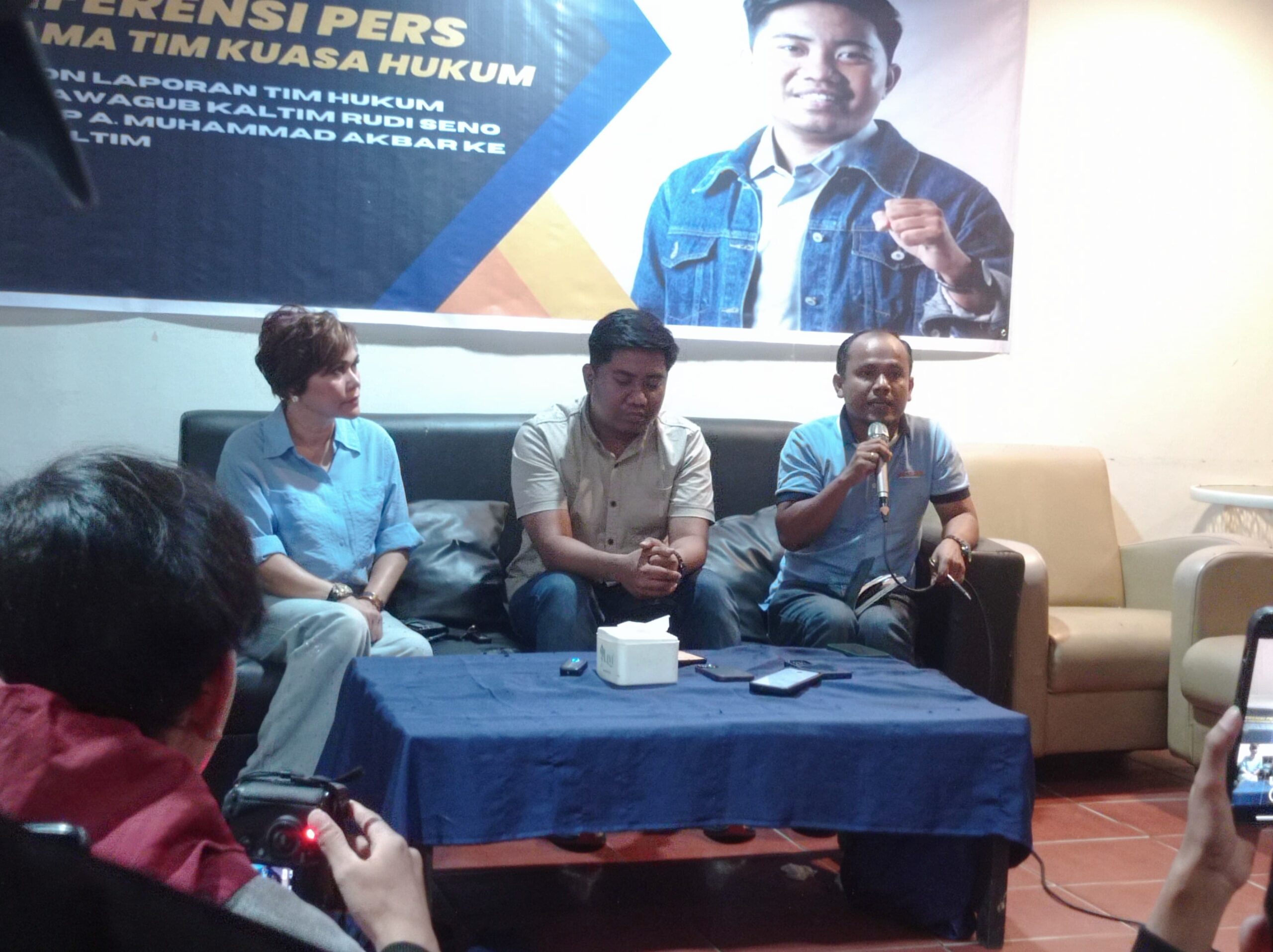 Terlapor Andi Muhammad Akbar bersama tim kuasa hukum menggelar konferensi pers di Cafe Bagios, Samarinda, (20/10/2024).