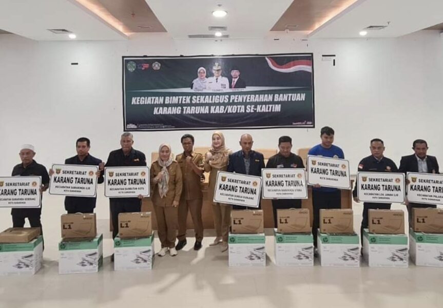 Penyerahan bantuan berupa laptop dan printer dari Dispora Kaltim untuk Karang Taruna kota Samarinda. (Ist)