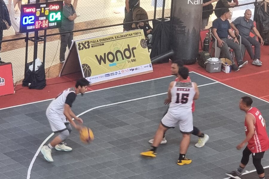 Potret pertandingan Kejuaraan Bola Basket 3x3 Piala Gubernur Kaltim 2024.