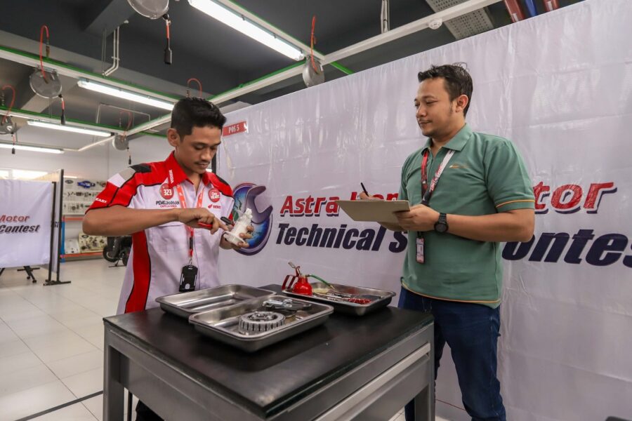 teknisi sepeda motor Honda perwakilan PT Astra Honda Motor (AHM) siap menunjukkan performa terbaiknya dalam gelaran Honda Asia & Oceania Motorcycle Technician Skill Contest (AOC) di Honda Philippines Main Office Building, Batangas, Filipina