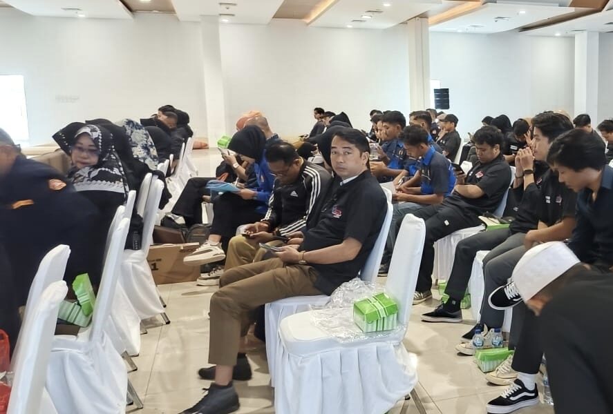 Potret penyerahan bantuan untuk Karang Taruna. (dok)