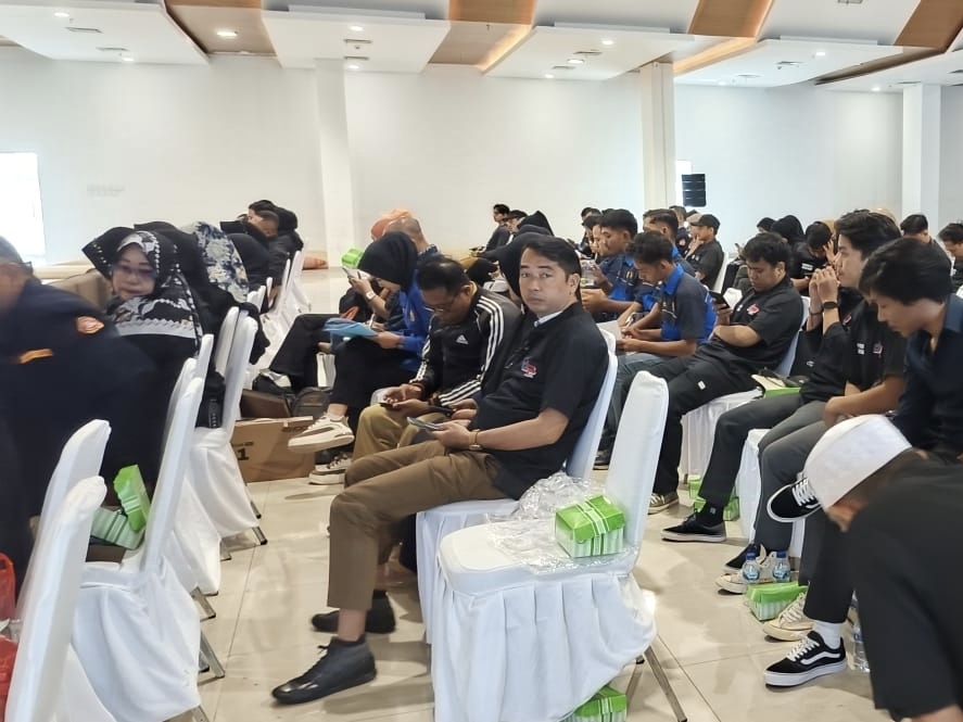 Potret penyerahan bantuan untuk Karang Taruna. (dok)