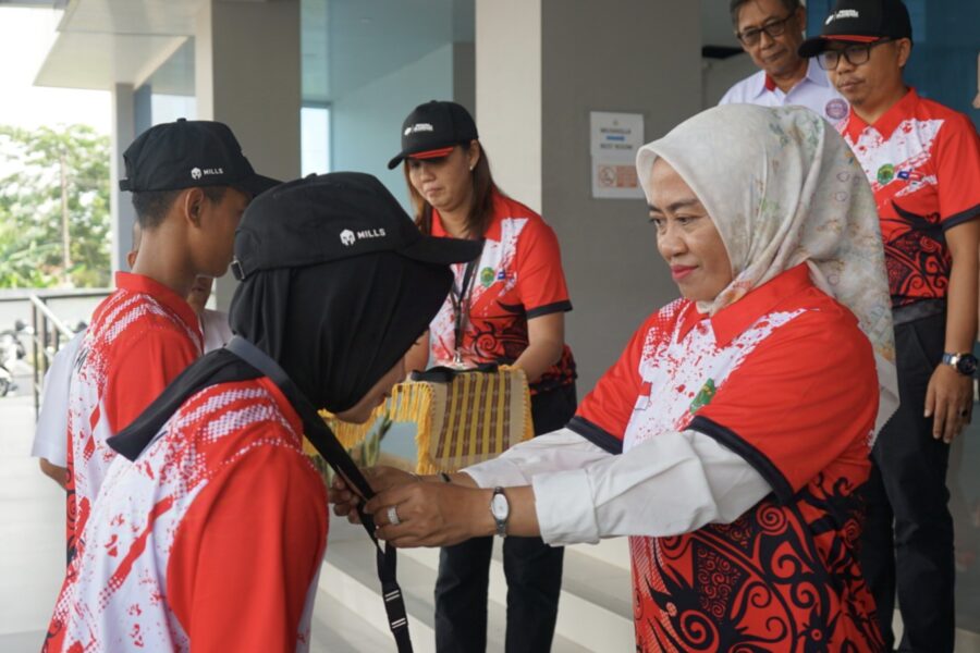 Pelaksa Harian (Plh) Kadispora Kaltim, Sri Wartini saat melepas atlet kontingen Kaltim menuju Pra Popnas Kendari. (Foto/HI)