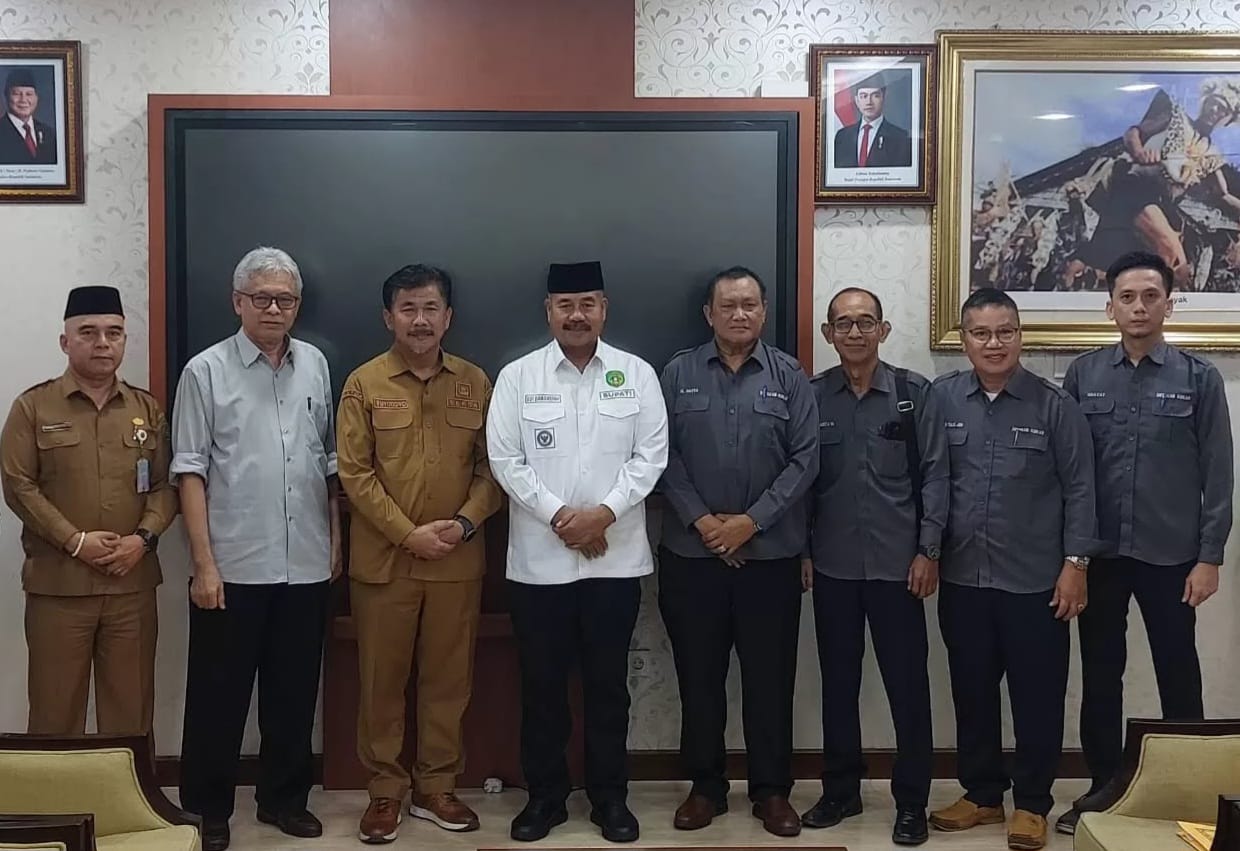 Bupati Kukar, Edi Damansyah, Beserta Jajaran, dan Dewan Pengupahan, di Ruang Eksekutif kantor Bupati Kukar, Usai Umumkan UMK - UMSK 2025. (Istimewa)