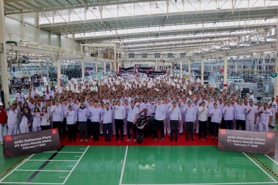 Pebalap MotoGP Joan Mir dan Luca Marini (tengah) berfoto bersama jajaran manajemen dan karyawan PT Astra Honda Motor saat mengunjungi pabrik produksi sepeda motor Honda PCX di Deltamas.