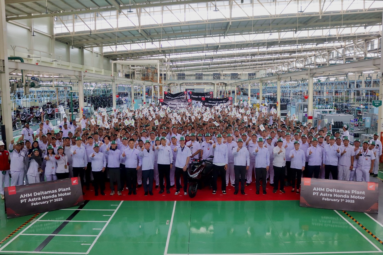 Pebalap MotoGP Joan Mir dan Luca Marini (tengah) berfoto bersama jajaran manajemen dan karyawan PT Astra Honda Motor saat mengunjungi pabrik produksi sepeda motor Honda PCX di Deltamas.