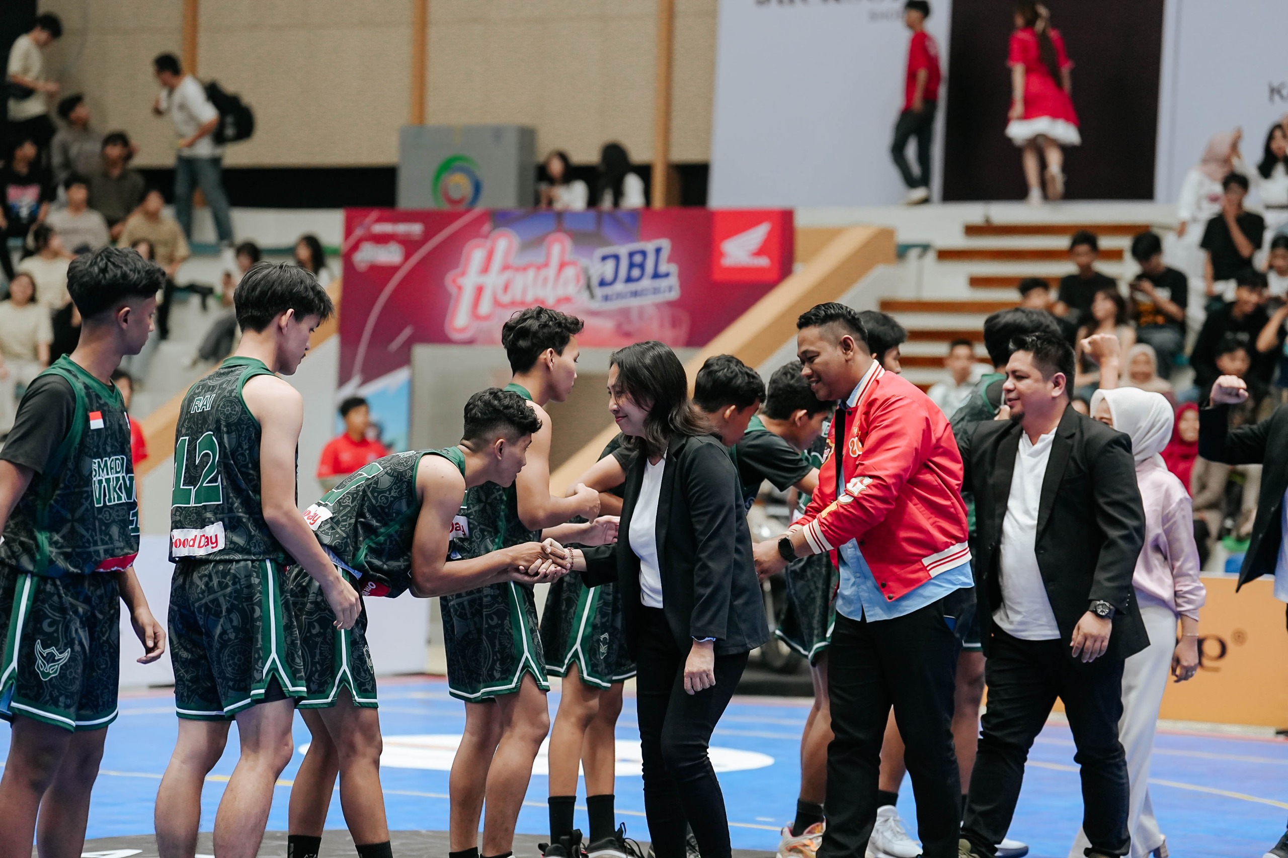 Gusti Ayu Liliek (tengah) selaku ADH Manager Astra Motor Kaltim 2 dalam memberikan semangat sportivitas bagi tim Basket yang bertanding saat sesi opening ceremony Honda DBL 2024-2025 East Kalimantan pada kamis (13/02) lalu