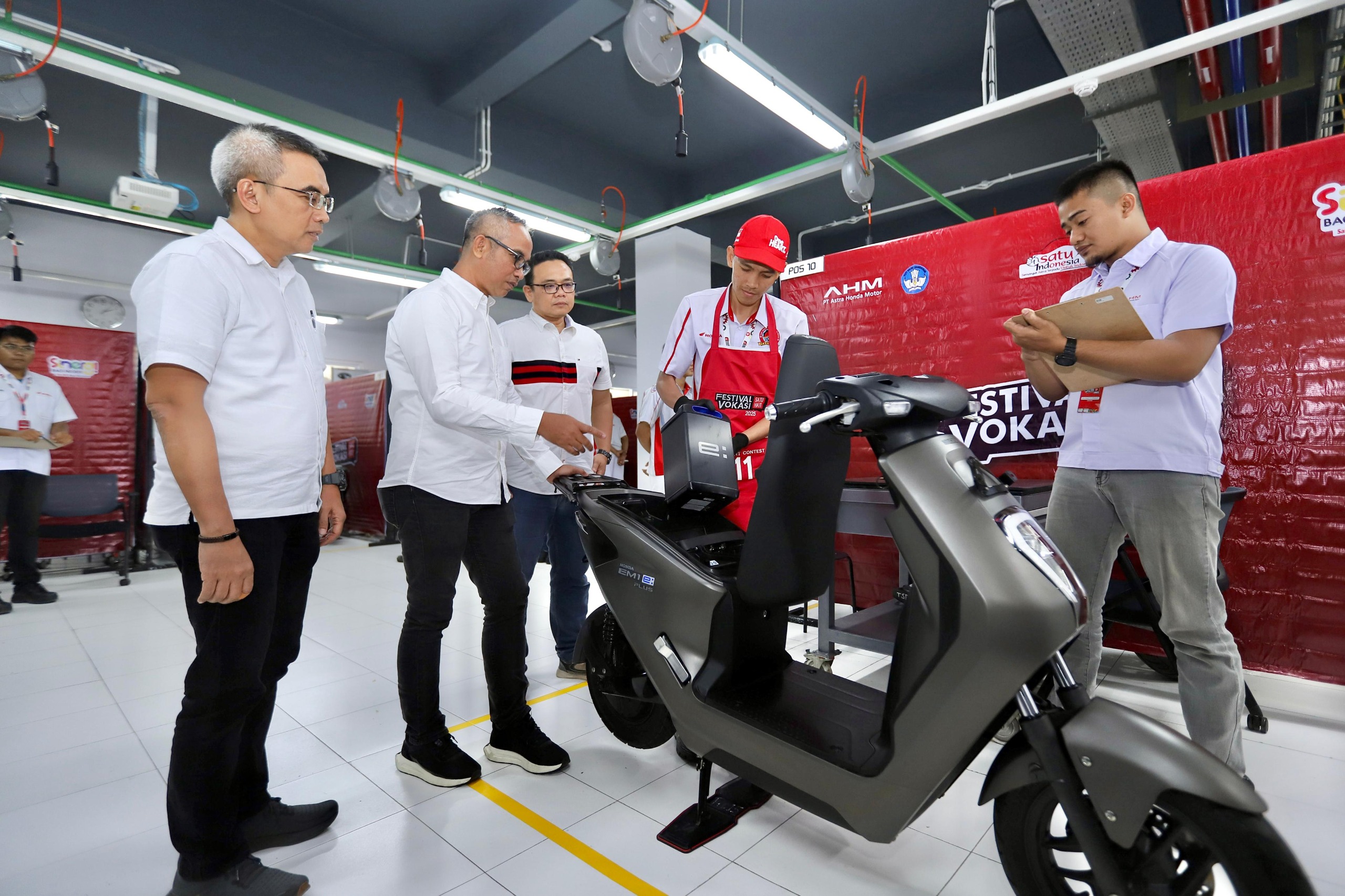 Para pemenang FEVOSH 2025 berfoto bersama Direktur Jenderal Vokasi, Pendidikan Khusus, dan Pendidikan Layanan Khusus - Kementerian Pendidikan Dasar dan Menengah Republik Indonesia, Tatang Muttaqin, S.Sos., M.Ed., Ph.D, Direktur Sekolah Menengah Kejuruan, Kementerian Pendidikan Dasar dan Menengah Republik Indonesia, Dr. Arie Wibowo Khurniawan S.Si, M.Ak., Direktur AstraTech, Dipl. Ing. Richardus Henri Paul, M.B.A, HR, GA, IT, SI Director AHM Rita Prajitno dan jajaran manajemen AHM sesaat setelah menerima penghargaan di Sasono Langon Budoyo, TMII (11/2).