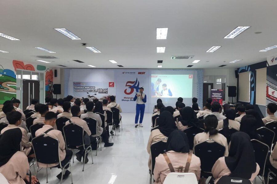 Fajrin Nur Huda (Tengah) saat sesi edukasi Safety Riding kepada pelajar dalam rangka mengingatkan pentingnya keselamatan berkendara bagi para pelajar SMA di Samarinda
