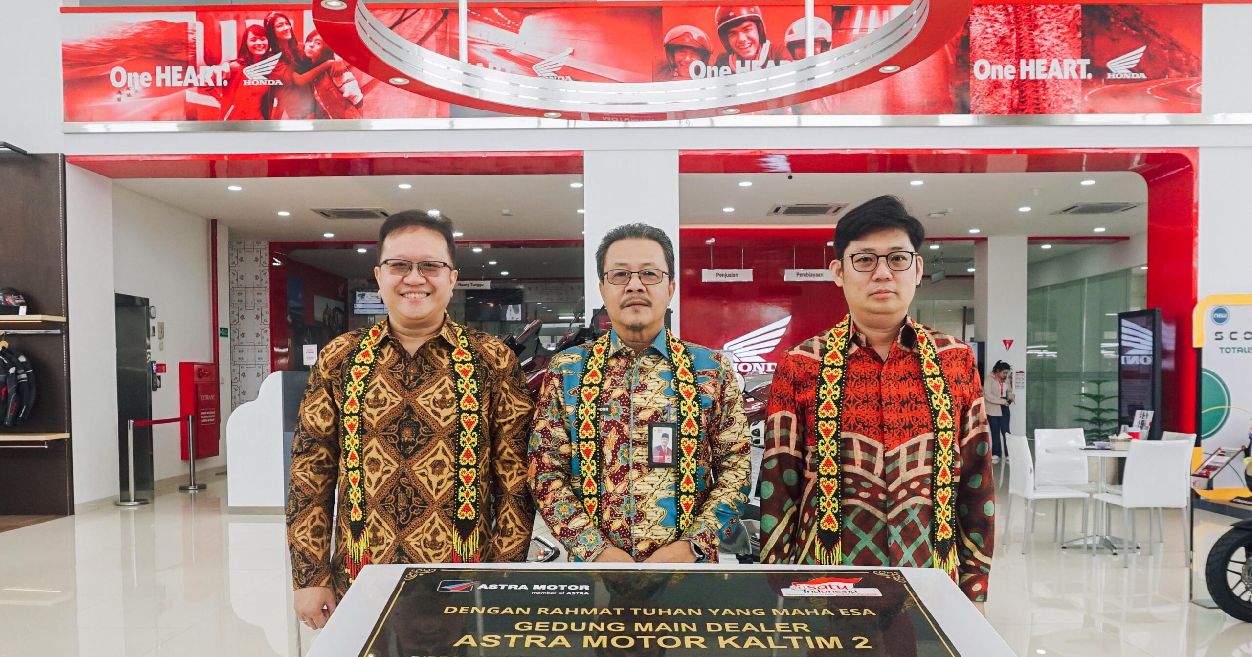 Chief Executive Astra Motor yakni Robien Tony (kanan) bersama dengan Kepala Dinas Penanaman Modal dan Pelayanan Terpadu Satu Pintu Kota Samarinda yakni H. Julia Noor S.IP (tengah) dan Direktur PT Astra International Tbk yakni Thomas Wijaya (kiri) saat prosesi peresmian Main Dealer Astra Motor Kaltim 2, Selasa (24/02) pagi.