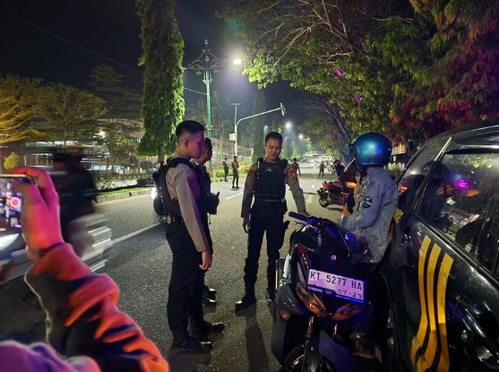 Razia knalpot brong yang digelar di depan Bandara Sepinggan, Kota Balikpapan, Kaltim, oleh Unit Samapta dan URC 110, pada Sabtu malam (1/2/2025), berhasil menjaring 14 kendaraan bermotor dengan berbagai jenis. (Foto: Hae)