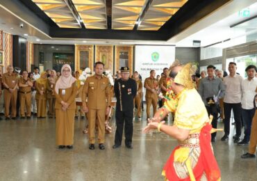 Ritual Tepung Tawar Awali Rudy dan Seno Aji ngantor di Kantor Gubernur