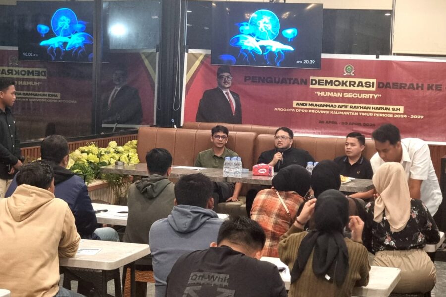 Sosialisasi Penguatan Demokrasi Daerah Anggota DPRD Kalimantan Timur, Andi Muhammad Afif Rayhan Harun tentang Human Security dan pentingnya keamanan digital.