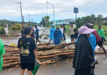 Keluhkan Banjir, Warga Tutup Jalan Perusahaan Alat Berat Samarinda