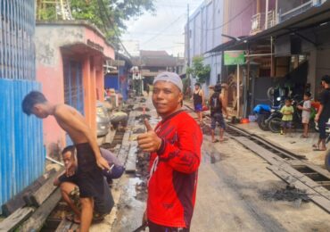 Warga Loa Janan Ilir Gotong Royong Bersihkan Parit