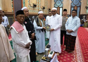 Safari Subuh di Muara Muntai, Bupati Aulia Tinjau Jembatan dan Serahkan Bantuan Rumah Ibadah