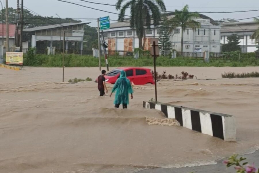 Muhammad Farikhin saat mendokumentasikan banjir di sekitar Kampus UINSI, Sabtu (29/11/2025) pagi ini usai diguyur hujan.